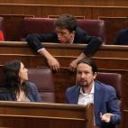 Irene Montero e I&ntilde;igo Errej&oacute;n charlan durante la sesi&oacute;n.