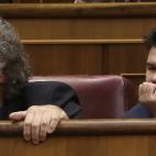 Joan Tard&agrave; y Gabriel Rufi&aacute;n escuchan las intervenciones.