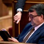 Aitor Esteban mira la tablet.