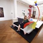 Una empleada de Sotheby's se sienta entre la colección privada de arte del polifacético cantante.