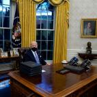 Bajo la mirada de Benjamin Franklin.