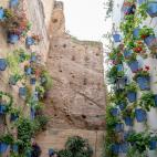 La gran joya de este patio es el lienzo de muralla del Alc&aacute;zar Viejo, del siglo XIII, perfectamente integrado en el conjunto.