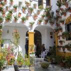 Cientos de macetas de geranios cuelgan de las paredes encaladas y alegran este rinc&oacute;n ideado para el descanso y el encuentro.