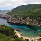 Perdida en el norte de Ibiza y de belleza inigualable, Cala d&rsquo;en Serra es una playa poco visitada por los turistas, lo que garantiza relax en un entorno &iacute;ntimo. La mejor forma de acceder a ella es a pie, para sumergirse tambi&eacute...