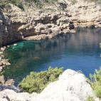 &Eacute;ste es otro de los rincones ocultos de la isla, rodeado de altas laderas y bosques que dificultan la entrada. Quienes la visiten se encontrar&aacute;n con un entorno pl&aacute;cido y apacible: la suerte de c&iacute;rculo que dibuja esta ...