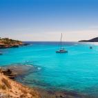 Tambi&eacute;n se le llama Platges de Comte y es uno de los destinos para marcar como imprescindibles en la isla blanca. Es una playa bastante irregular que se extiende m&aacute;s de 800 metros, con diversas zonas de arena y partes rocosas. Es i...