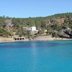 Esta cala es tan rec&oacute;ndita que para llegar a ella hay que pasar por una propiedad privada. La zona, que antes estaba rodeada de grandes pinos y abundante vegetaci&oacute;n, sigue recuper&aacute;ndose hoy d&iacute;a de un incendio que sufr...