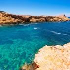 &Eacute;sta es una playa de lo m&aacute;s inusual: cuenta con apenas 20 metros de roca lisa a distintos niveles donde descansan los ba&ntilde;istas. El agua roza los dos metros de profundidad, y sus fondos rocosos son todo un espect&aacute;culo ...