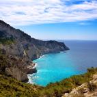 Esta cala destaca por poseer las aguas m&aacute;s blancas de toda la isla, adem&aacute;s de una gran cantidad de posidonias en su fondo marino. Constituye un verdadero para&iacute;so natural de arena y grava, de dif&iacute;cil acceso pero donde ...