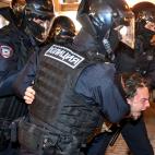 Un hombre, llevado a la fuerza por varios policías por manifestarse en Moscú
