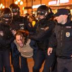 Otro de los detenidos, llevado de los pelos entre gestos de dolor