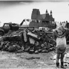 "El Museo Cerralbo ofrece un fiel testimonio de la Inglaterra de los años 50 en la exposición Mujeres, niños y hombres que dejan pasar el tiempo de Shirley Baker. Reúne sus imágenes más conocidas y también parte de su obra inédita", expl...