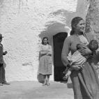 El destacado cineasta Carlos Saura es la estrella de la muestra en Segovia, que se estrena este 2016 como sede de PHotoEspaña. El Centro de Creación de la ciudad castellana, La Cárcel, presenta España años 50, que ofrece la oportunidad de d...