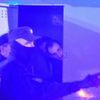 Un detenido en San Petersburgo, intenta asomarse desde dentro del furgón policial