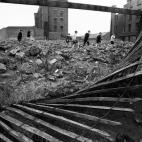 Los últimos días del barrio de Gorbals (Escocia, 1968) es sólo un ejemplo de la obra de Jürgen Schadeberg, que retrata "momentos que marcaron nuestro hoy vistos desde dentro" según García Yelo. Se puede encontrar en el convento de Santa Ma...