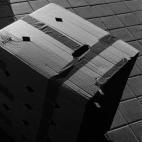 "También viaja Federico Clavarino", señala García Yelo. La obra del fotógrafo se recoge en el Círculo de Bellas Artes y se titula The Castle (2015). "Una reflexión, unas veces poética y otra más literal, sobre los elementos esenciales qu...