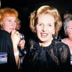 "Si la contemporaneidad hunde sus raíces en el medio para representar lo que hoy nos rodea y sucede es gracias a, y por culpa de, lo que ocurrió en la década de Transiciones. Diez años que trastornaron Europa", sostiene García Yelo. "A tr...