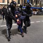 Uno de los incontables detenidos en la masiva concentración en San Petersburgo