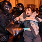 Una mujer, arrestada entre varios agentes