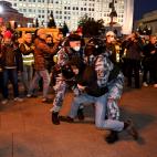 Dos policías reducen a un joven contrario a la última decisión de Putin