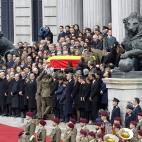 El féretro de Adolfo Suárez sale del Congreso, donde estaba la capilla ardiente.