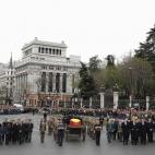 El féretro y el cortejo en la Plaza de Cibeles.
