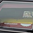 Mariano Rajoy observa el féretro.