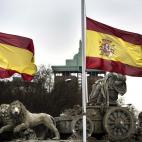Banderas a media asta en la Plaza de Cibeles.