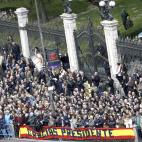 Los ciudadanos dan su último adiós a Suárez.
