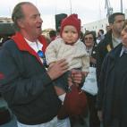 Los reyes con Froil&aacute;n en brazos.