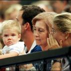 En un partido de balonmano, con Felipe VI, la infanta Cristina y su nieto Juan Urdangar&iacute;n.