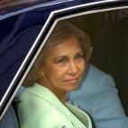 Posando para la prensa desde el coche oficial tras el bautizo de uno de sus familiares de Grecia.