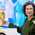 Visitando el museo en el que se expon&iacute;a la copa del Mundial de f&uacute;tbol de 2010.