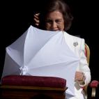 Ocult&aacute;ndose del sol bajo una sombrilla.