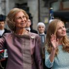 Saludando a los presentes justo antes del primer discurso de la princesa Leonor.