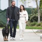Paseando con Ben Affleck en abril de 2020