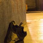 Un sin techo se quita los zapatos para que ventilen mientras duerme