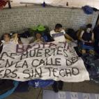 Varios sin techo protestan por la muerte de personas sin techo en la calle