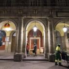 Nico habla con un periodista, con sus cartones de fondo, en el soportal en el que duerme en la Plaza Mayor