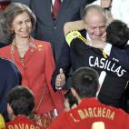 En la imagen, el rey felicita a Casillas en el palco por la Eurocopa de 2008.