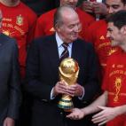El rey también tuvo la oportunidad de coger con sus manos la Copa del Mundo de fútbol, que los jugadores de 'La Roja' le llevaron a Zarzuela en 2010, después del triunfo logrado en el Mundial de Sudáfrica.