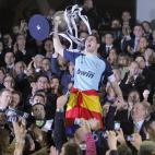 Una de sus citas anuales con el deporte es la final de la Copa del Rey, que en 2011 entregó al Real Madrid...