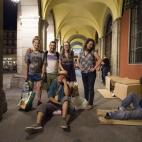 Nico y Lagarder posan para una foto con un grupo de inglesas que va todos los domingos a dar comida a los sin techo