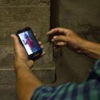 Nico, un sin techo, suele trabajar ofreciendo entretenimiento a niños. Enseña una foto de él disfrazado