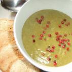 Es recomendable cocer los grelos con agua y sal hasta que hiervan y después tirar el agua y repetir la operación dos veces más. De esta forma se le quita el amargor a la verdura. Puedes leer la receta completa en CookPad.