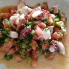 Es perfecto para los días de calor porque se toma frío y va acompañado de muchas verduras. Lee la receta en CookPad.