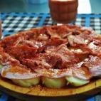 A este plato también se le conoce como lacón con cachelos. Es un entrante que gusta a todos y se prepara bien rápido. Aquí puedes ver cómo.