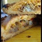 El relleno lleva también cebolla y pimientos rojos. Siguiendo esta receta de CookPad la tendrás lista en menos de una hora.