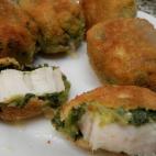 ¿Es posible hacer una croqueta más gallega que ésta? Sólo hay que tener algo de cuidado a la hora de envolver el pulpo con queso y después, en los grelos. Aquí lo puedes ver explicado paso a paso.