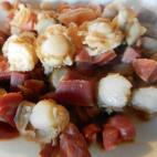 También llevan chorizo, vino blanco, brandy, cebolla y pimentón. El paso a paso para preparar este plato lo encuentras aquí.